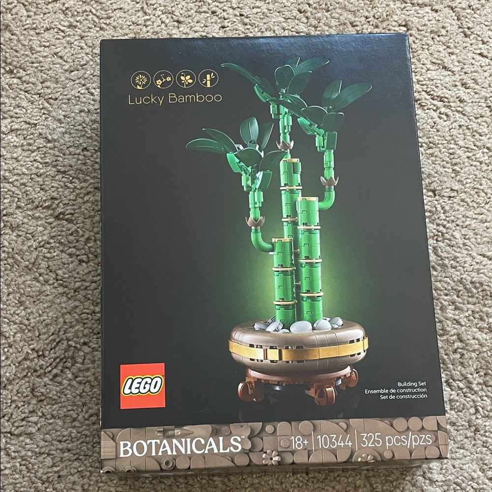 LEGO Green Lucky Bamboo Display with Gold Accents